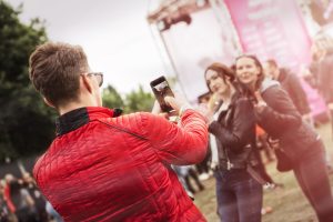 Feestende festival bezoekers die op de foto gaan met de Snappshot app.