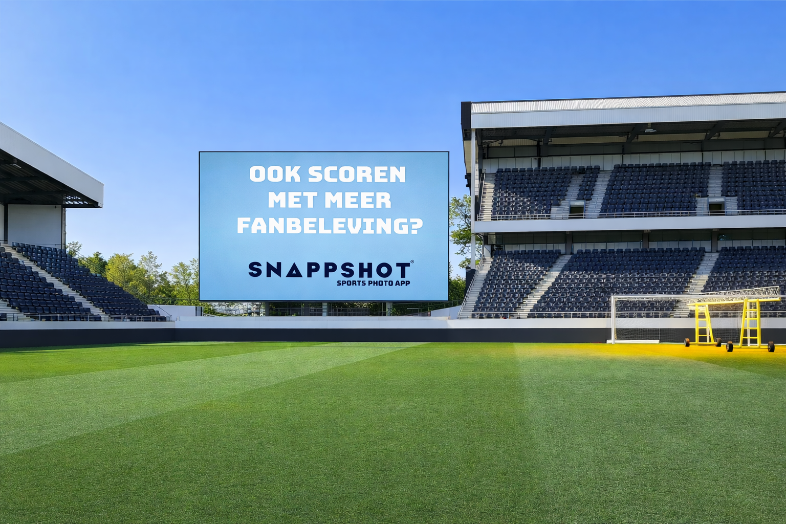 Een stadion met een ledscherm en daarop de tekst ''ook scoren met meer fanbeleving?''