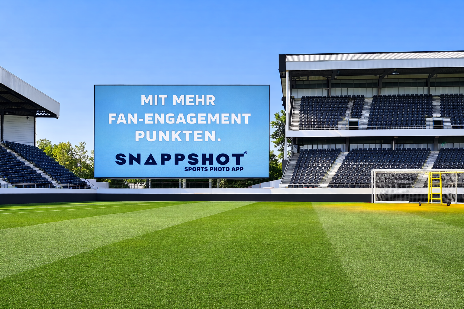 Een stadion met een ledscherm en daarop de tekst ''ook scoren met meer fanbeleving?''