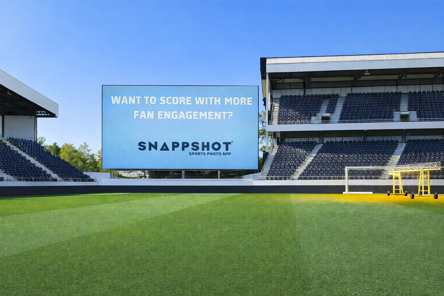 Een stadion met een ledscherm en daarop de tekst ''ook scoren met meer fanbeleving?''