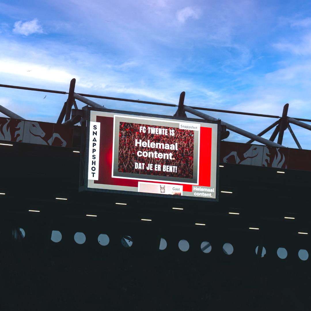 Stadionscherm FC Twente met daarop Snappshot foto's zichtbaar